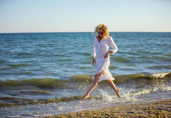 Beautiful Young Woman Having Fun Beach — Stock Photo, Image