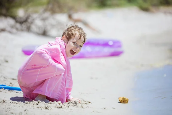 Ευτυχισμένο Νεαρό Αγόρι Στην Πετσέτα Θαλάσσης Παίζει Την Άμμο — Φωτογραφία Αρχείου