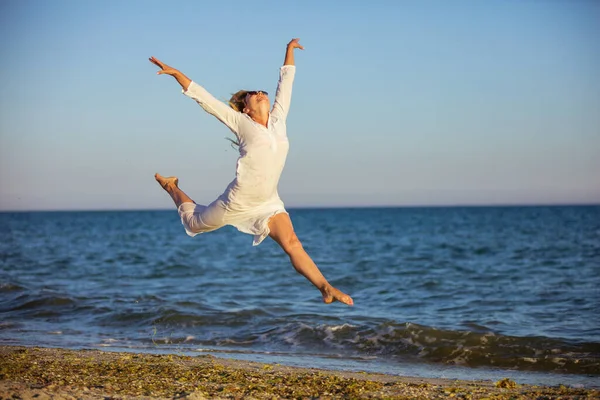 Bella Giovane Donna Che Salta Con Gioia Sulla Spiaggia — Foto Stock