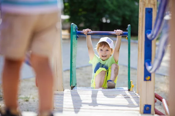 Netter Kleiner Junge Klettert Rutsche Auf Spielplatz Hoch — Stockfoto