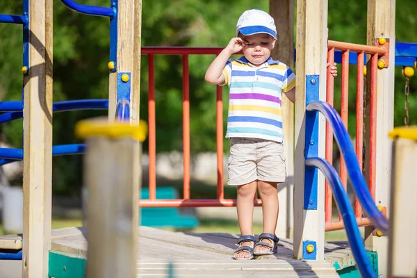 Petit Garçon Bouleversé Pleurant Sur Aire Jeux — Photo