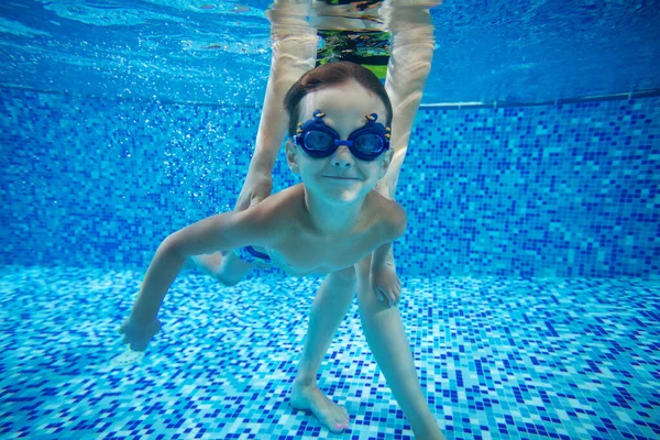 Niño Nadando Bajo Agua Madre Sosteniendo Hijo — Foto de Stock