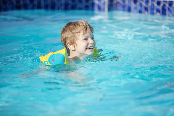 Glücklicher Blonder Junge Trägt Schwimmwesten Und Schwimmt Freibad — Stockfoto