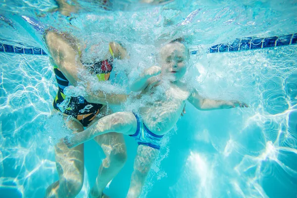 Niño Aprendiendo Nadar Bajo Agua Piscina Madre Instructor Sosteniendo Niño — Foto de Stock
