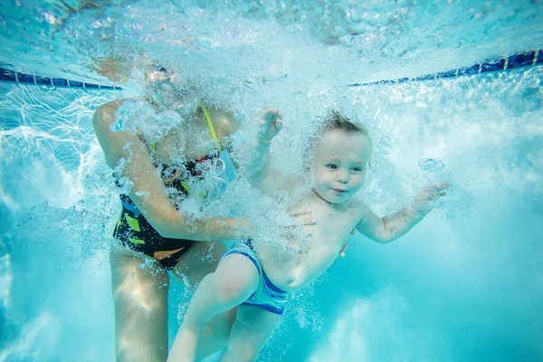 Jovem Mulher Menino Nadando Debaixo Água Piscina — Fotografia de Stock