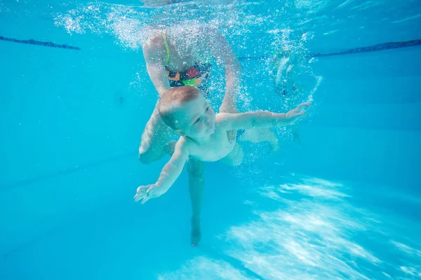 Menino Aprendendo Nadar Debaixo Água Piscina Mãe Instrutor Segurando Criança — Fotografia de Stock