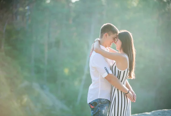 幸せな若いですカップル接吻屋外で夏の日 — ストック写真