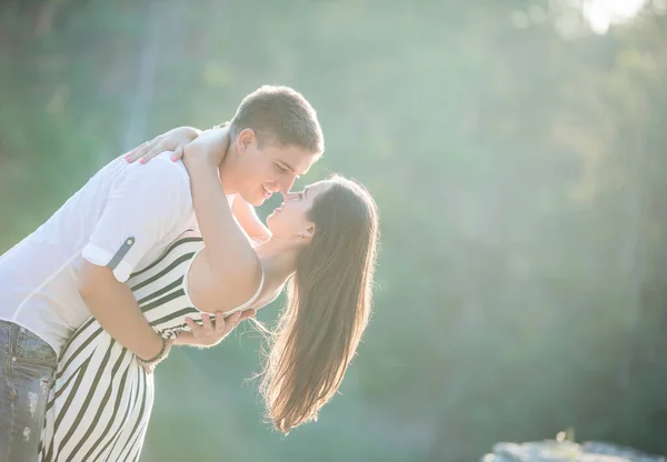 Jovem Casal Vai Beijar Livre Dia Verão — Fotografia de Stock