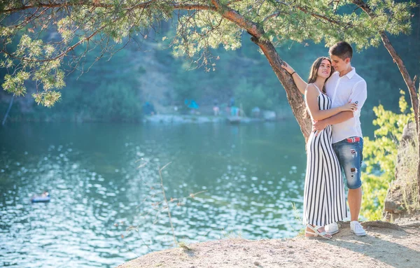 一对浪漫的夫妇站在河的悬崖上 可爱的年轻夫妇要接吻了 — 图库照片