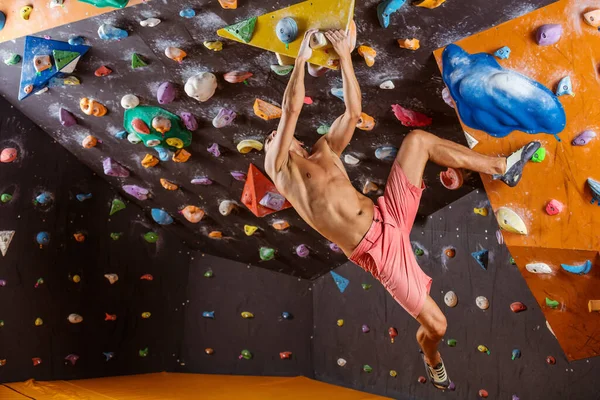 Young Man Bouldering Indoor Climbing Gym Trying Solve Challenging Problem — Stock Photo, Image