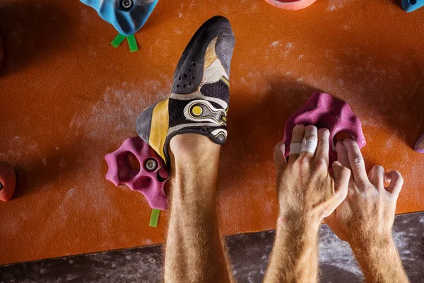 Vista Cortada Das Mãos Pés Alpinista Porões Ginásio Escalada Indoor — Fotografia de Stock