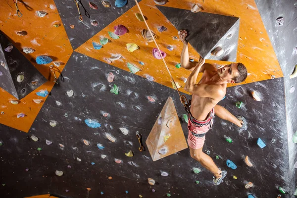 Genç Erkek Kaya Tırmanışçısı Kapalı Bir Spor Salonunda Zorlu Bir — Stok fotoğraf