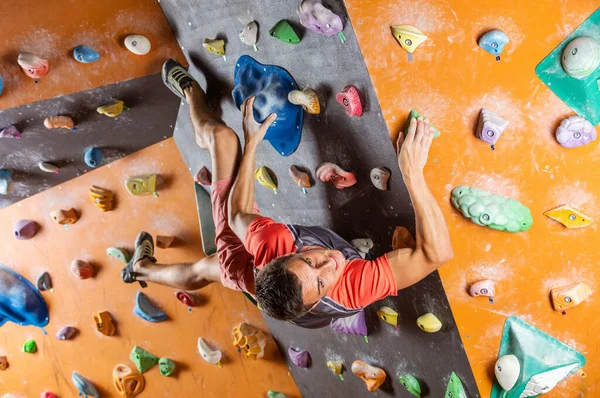 Joven Hombre Bouldering Interior Escalada Gimnasio Tratando Resolver Desafiante Problema — Foto de Stock