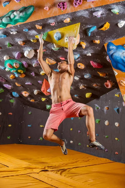 Jovem Pedregulho Ginásio Escalada Indoor Lutando Para Resolver Problema Desafiador — Fotografia de Stock