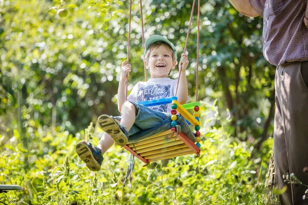 Uomo Anziano Spingendo Ridere Nipote Swing Giardino — Foto Stock