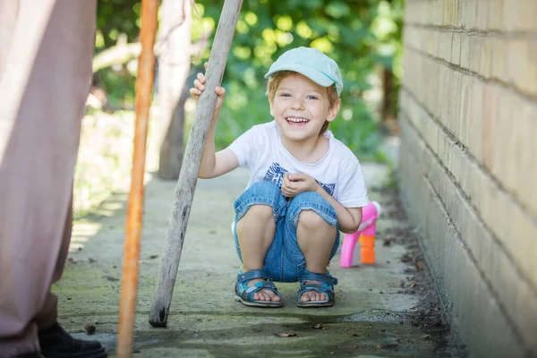 可爱的小男孩在外面玩木棍 爷爷站在他旁边 — 图库照片