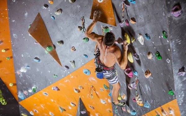 Genç Erkek Kaya Tırmanışçısı Kapalı Bir Spor Salonunda Zorlu Bir — Stok fotoğraf
