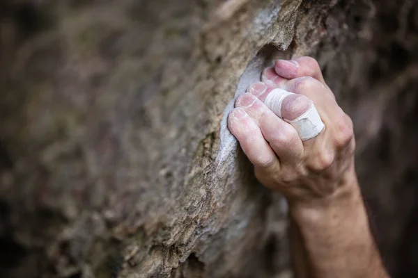 Kaya Tırmanıcısının Elinin Doğal Kayalıklara Tutunuşunun Yakın Görüntüsü — Stok fotoğraf