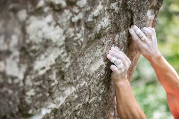 Die Hände Des Bergsteigers Greifen Nach Kleinen Griffen Natürlichen Klippen — Stockfoto