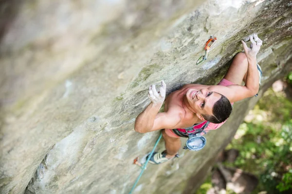 Jonge Mannelijke Bergbeklimmer Uitdagende Route Grijpende Kleine Handgrepen Uitzicht Van — Stockfoto