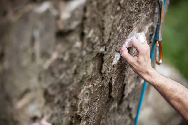 Χέρι Ορειβάτη Πιάνοντας Μικρό Κράτημα Φυσικό Βράχο Χέρι Εστίαση — Φωτογραφία Αρχείου