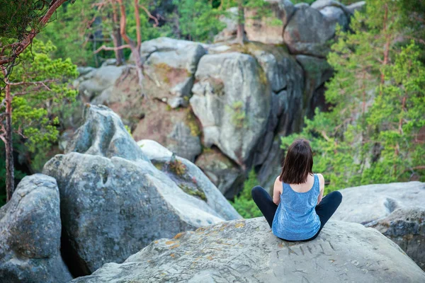 Jovem Sentada Topo Penhasco Assistindo Paisagem Rochosa Sob — Fotografia de Stock