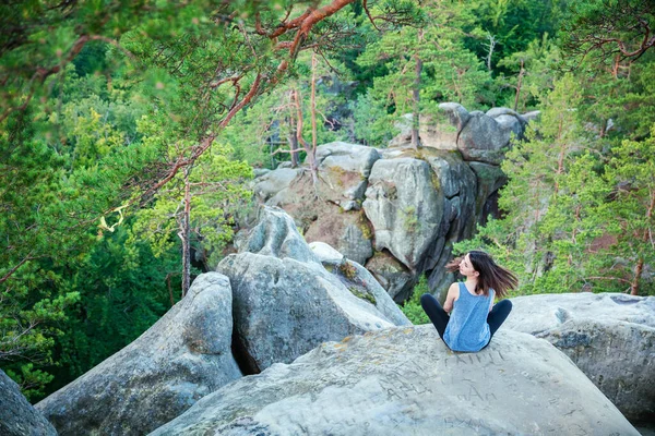 Young Girl Sitting Top Cliff Beautiful View Rocks Forest — Stock Photo, Image