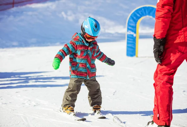 初心者エリアのゲレンデには若いスキーヤーやスキーインストラクターがいます アルペンスクールでのスキーレッスン — ストック写真