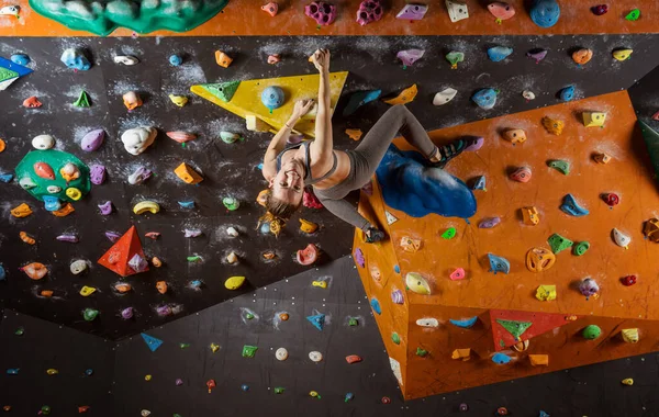 Ung Kvinna Bouldering Klättring Gym Tittar Kameran Och Ler Medan — Stockfoto