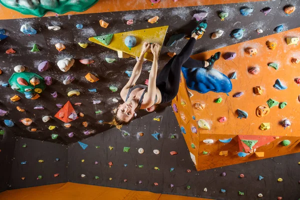 Ung Kvinna Bouldering Klättring Gym Tittar Kameran Medan Hängande Upp — Stockfoto