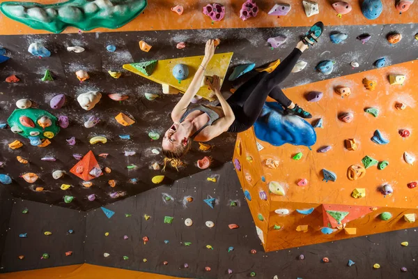 Mujer Joven Expresiva Bouldering Gimnasio Escalada Luchando Para Resolver Problema —  Fotos de Stock