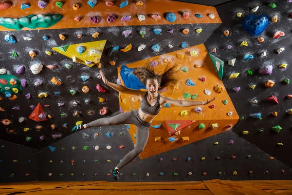 Jovem Mulher Expressiva Caindo Enquanto Pedregulho Ginásio Escalada Indoor — Fotografia de Stock