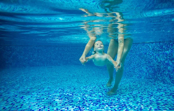 Niño Nadando Bajo Agua Piscina Cubierta Madre Instructor Tomándolo Las —  Fotos de Stock