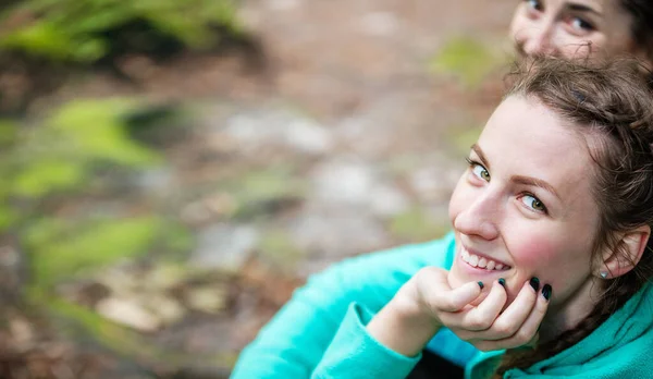 Deux Jeunes Femmes Regardant Caméra Souriant Extérieur — Photo