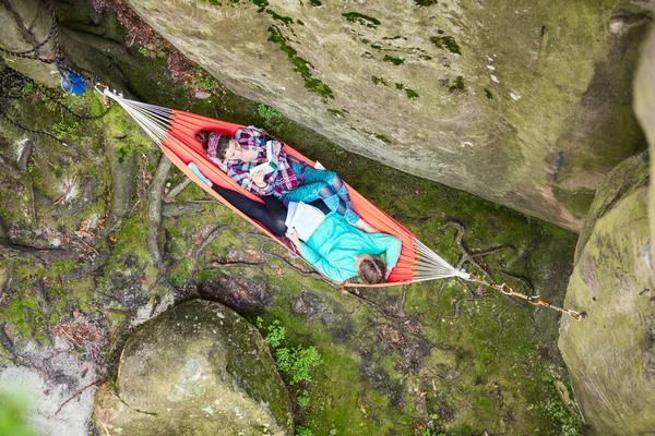 Young Women Reading Books While Relaxing Hammock Cliff View — Stock Photo, Image