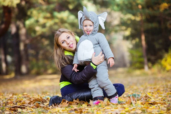 秋の公園で楽しい時間を過ごしながら 象の衣装を着た若い女性と娘 — ストック写真