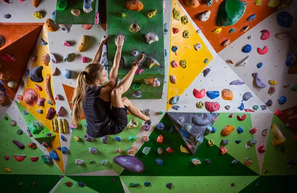 Jeune Femme Bloc Sur Mur Surplomb Dans Salle Gym Escalade — Photo