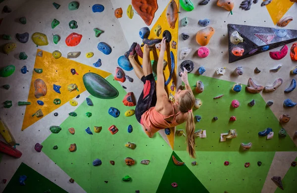 Jeune Femme Bloc Sur Mur Surplomb Dans Salle Gym Escalade — Photo