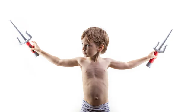 Jong Jongen Spelen Met Twee Speelgoed Dolken Wit — Stockfoto