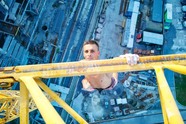 Escalada Urbana Alpinista Pendurado Lança Guindaste Construção Com Uma Mão — Fotografia de Stock