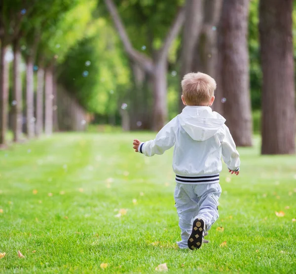 Niño Corriendo Parque Vista Trasera Feliz Infancia Sin Preocupaciones —  Fotos de Stock