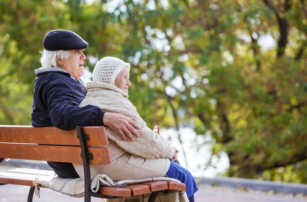 Casal Sênior Sentado Banco Parque Desfrutando Belo Dia Outono — Fotografia de Stock