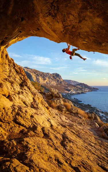 Erkek Tırmanışçı Gün Batımından Hemen Önce Aşağıdaki Güzel Kıyı Manzarasına — Stok fotoğraf