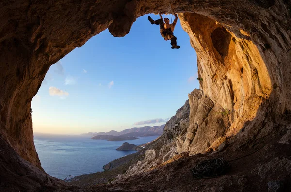 Joven Plomo Escalada Techo Cueva Justo Antes Del Atardecer —  Fotos de Stock