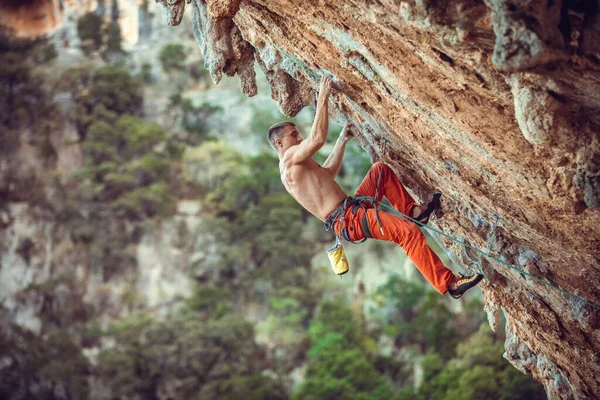 Young Male Rock Climber Overhanging Wall Rock Climbing Natural Cliff — Stock Photo, Image