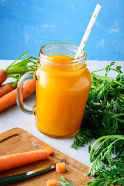 Havuç suyu ve sebze alışılmadık bir arka plan üzerinde güzel kompozisyon bir kavanoz ile. Yararlı veggie içki. Lezzetli kahvaltı.