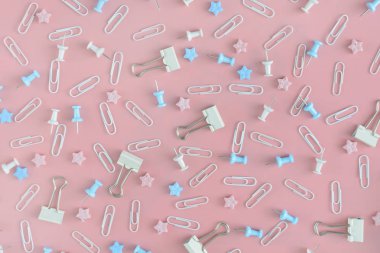 Parlak neşeli desen. İleti örneği düzensizce pembe bir arka plan üzerinde dağınık. Zımba, yıldız ve düğmeleri kargaşa içinde vardır.