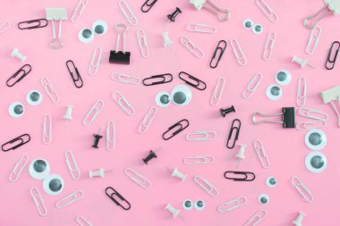 Kukla gözleri ve kaşları gelen sürpriz yüz bir pembe kırpar. İleti örneğini düzensizce dağınık olduğunu. Alışılmadık bir arka plan klipleri ve büro düğmeleri. Üstten güzel fotoğraf.