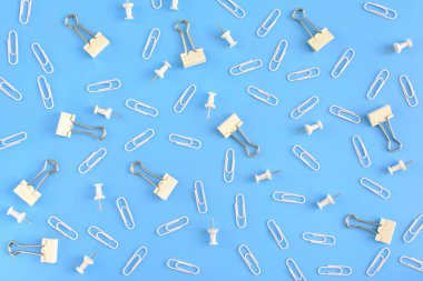 İleti örneği düzensizce dağınık. Beyaz klipleri ve açık mavi ayaklanmalar büro düğmeleri. Üstten güzel fotoğraf.