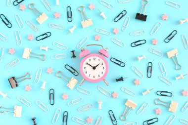 İleti örneğini düzensizce parlak mavi bir arka plan üzerinde dağınık olduğunu. Beyaz ve siyah ataç, büro düğmeleri ve küçük pembe yıldız kargaşa içinde vardır. Küçük pembe çalar saat merkezidir. Yukarıdan güzel resim.